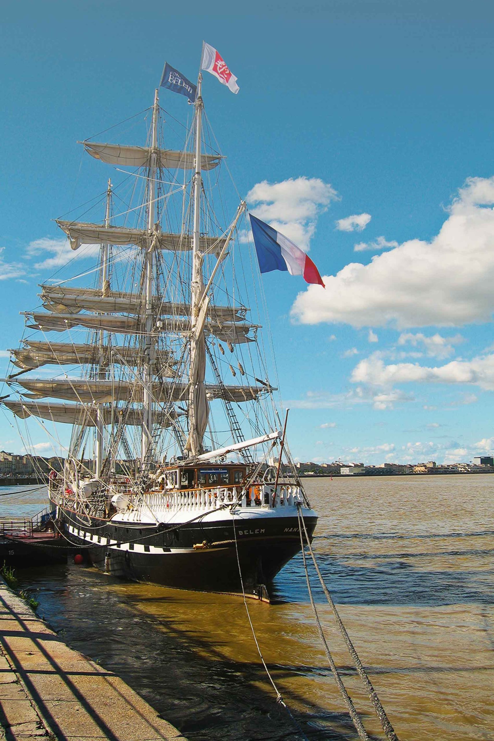 Le Belem à quai, voiles repliées. Photo prise depuis le quai.