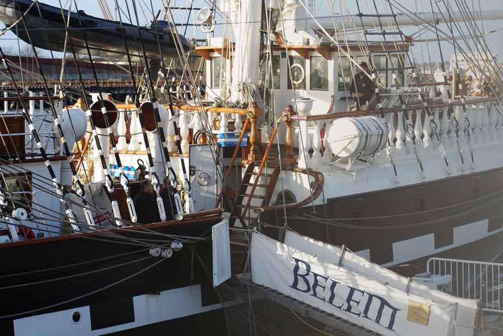 Le Belem à l'arrêt. On voit le pont et la cabine du capitaine. Une passerelle est mise en place entre le quai et le bateau.