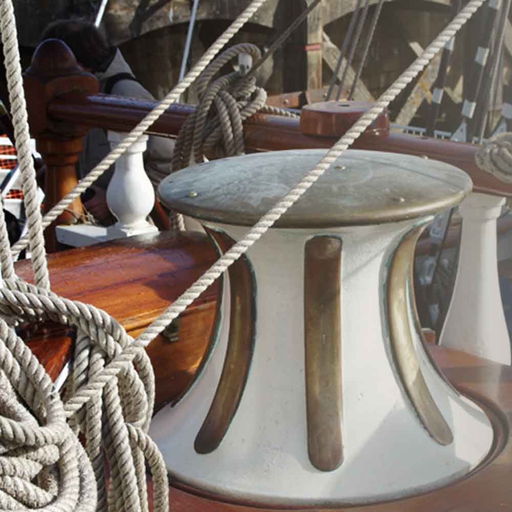 Bollard du Belem, blanc et cuivré.
