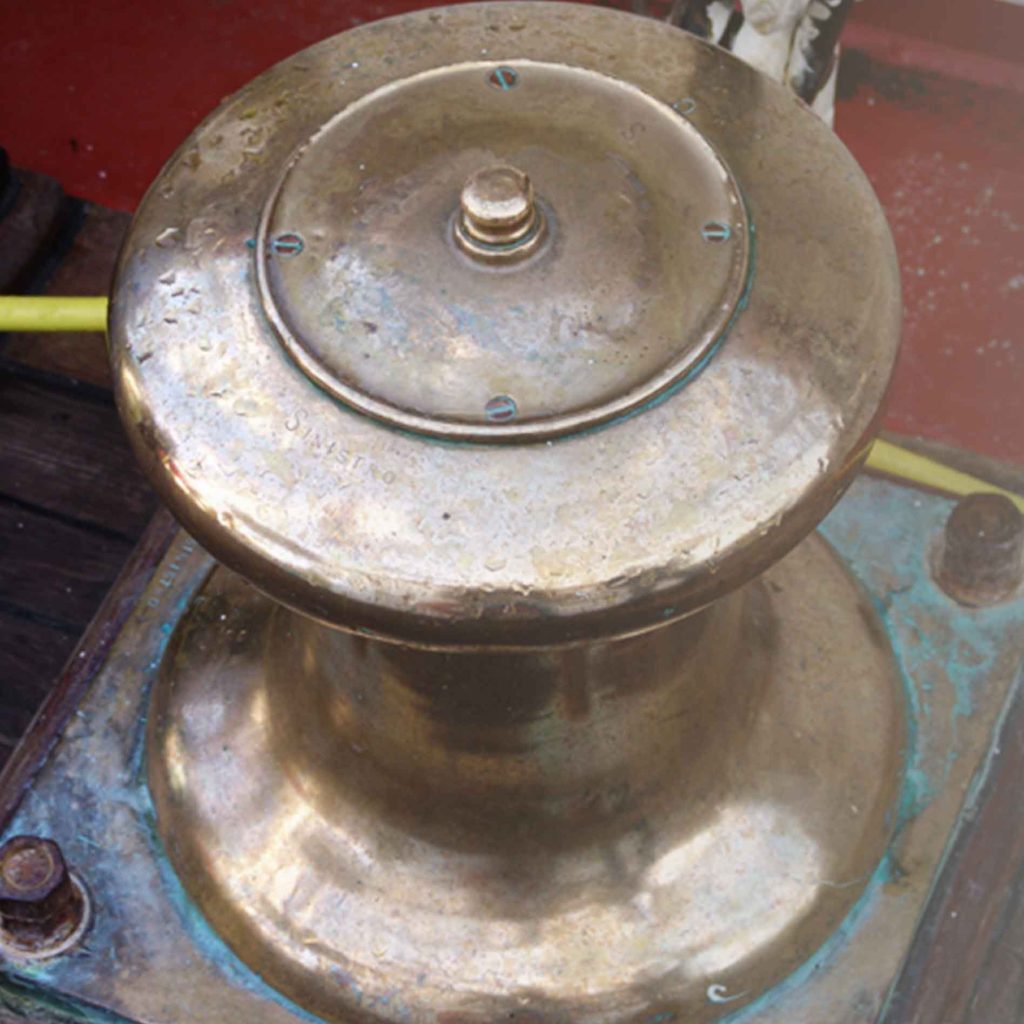 Le cabestan en cuivre du Belem, en gros plan vu du dessus.