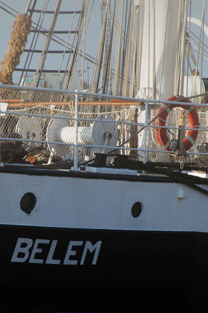 Proue du Belem. La coque est visible avec l'inscription "Belem" ainsi que le pont avec ses cordages.