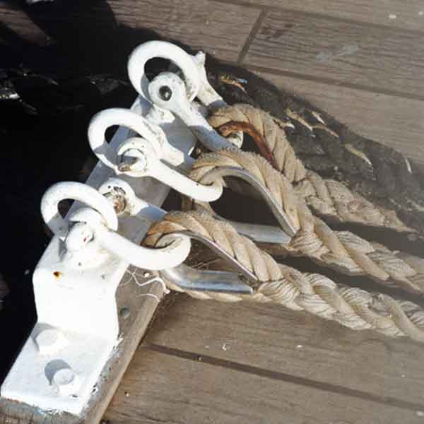 Attache blanche de trois cordes du Belem, situé sur le pont.