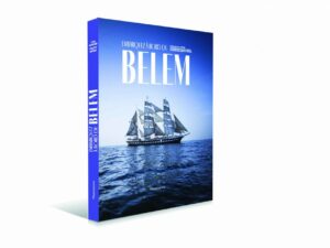 Couverture du livre "Embarquez à bord du Belem", bleutée avec le Belem sur mer calme.